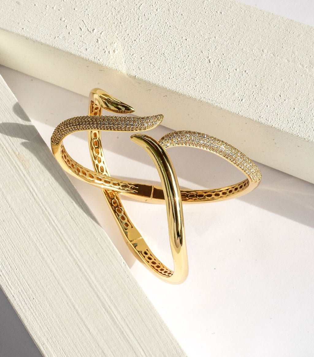 Bracelete aberto cravejado com pontas banhado a ouro 18k