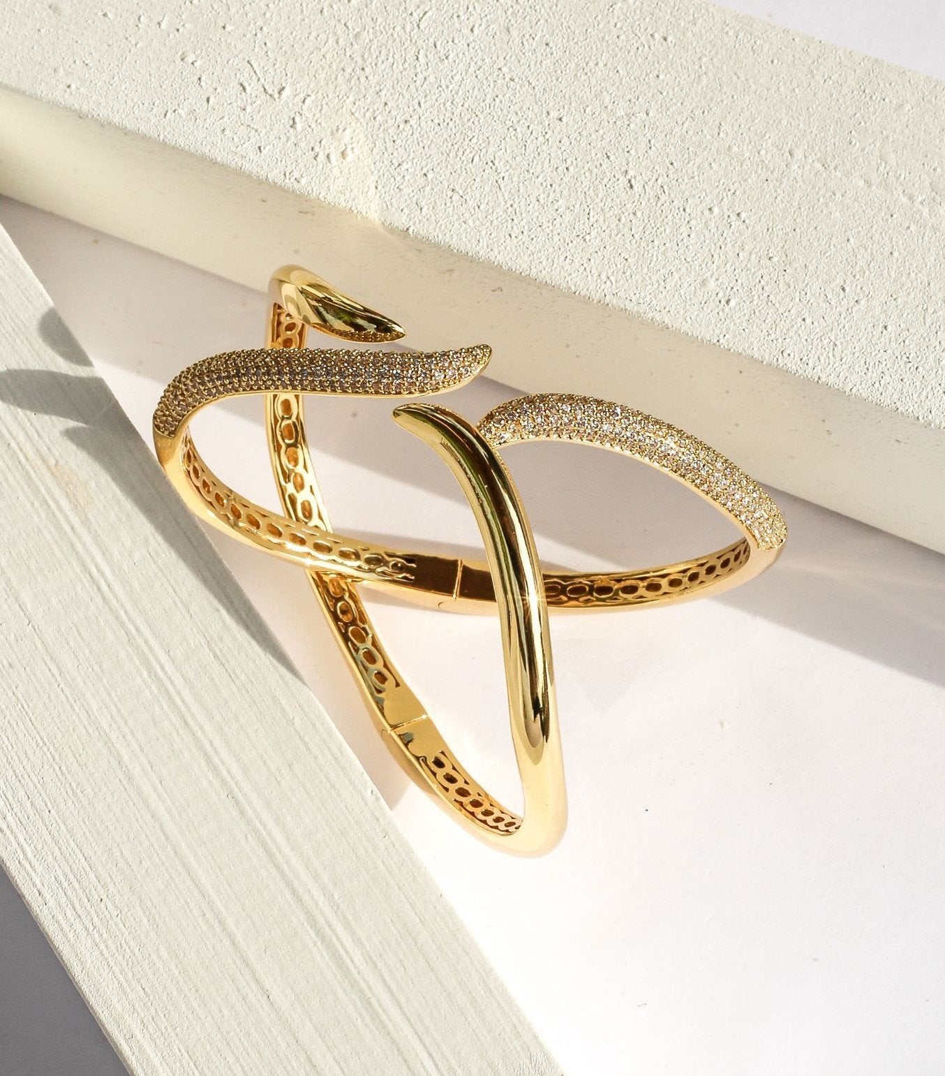 Bracelete aberto cravejado com pontas banhado a ouro 18k