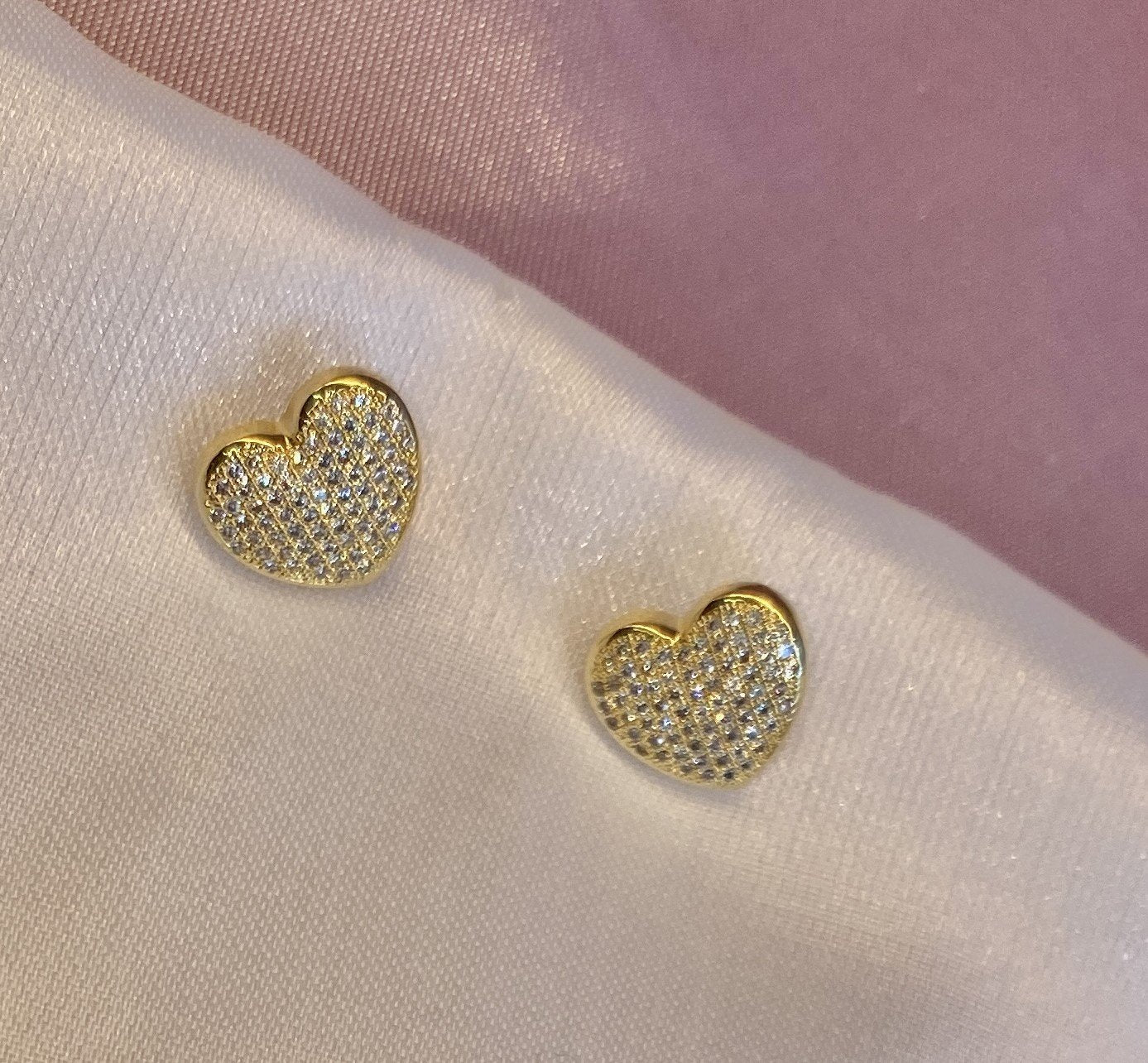 Brinco coração cravejado cristal 12mm banhado a ouro 18k