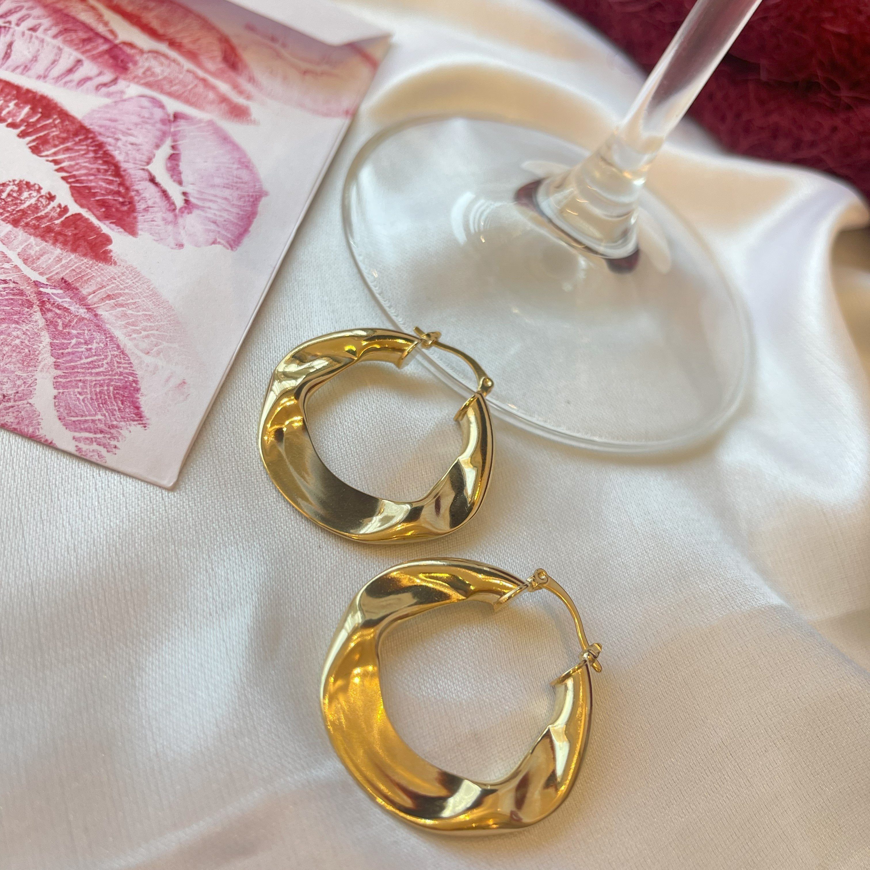Brinco argola martelada banhado a ouro 18k