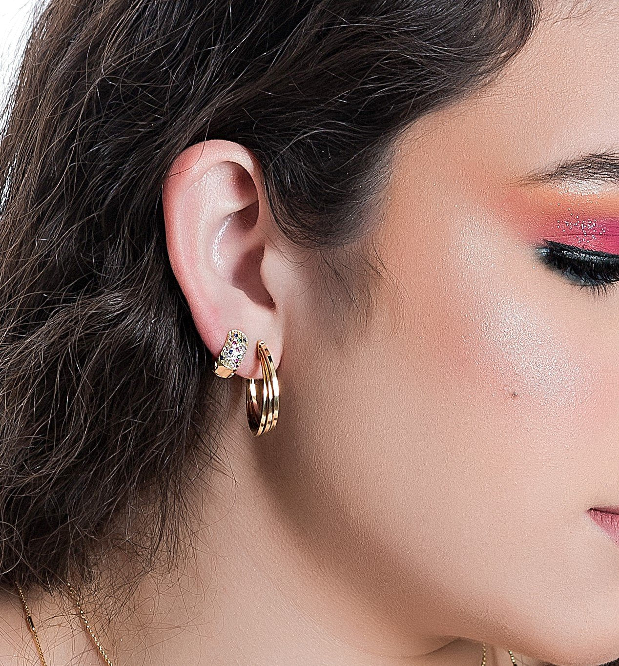 Brinco argola cravejada colorida banhado a ouro 18k