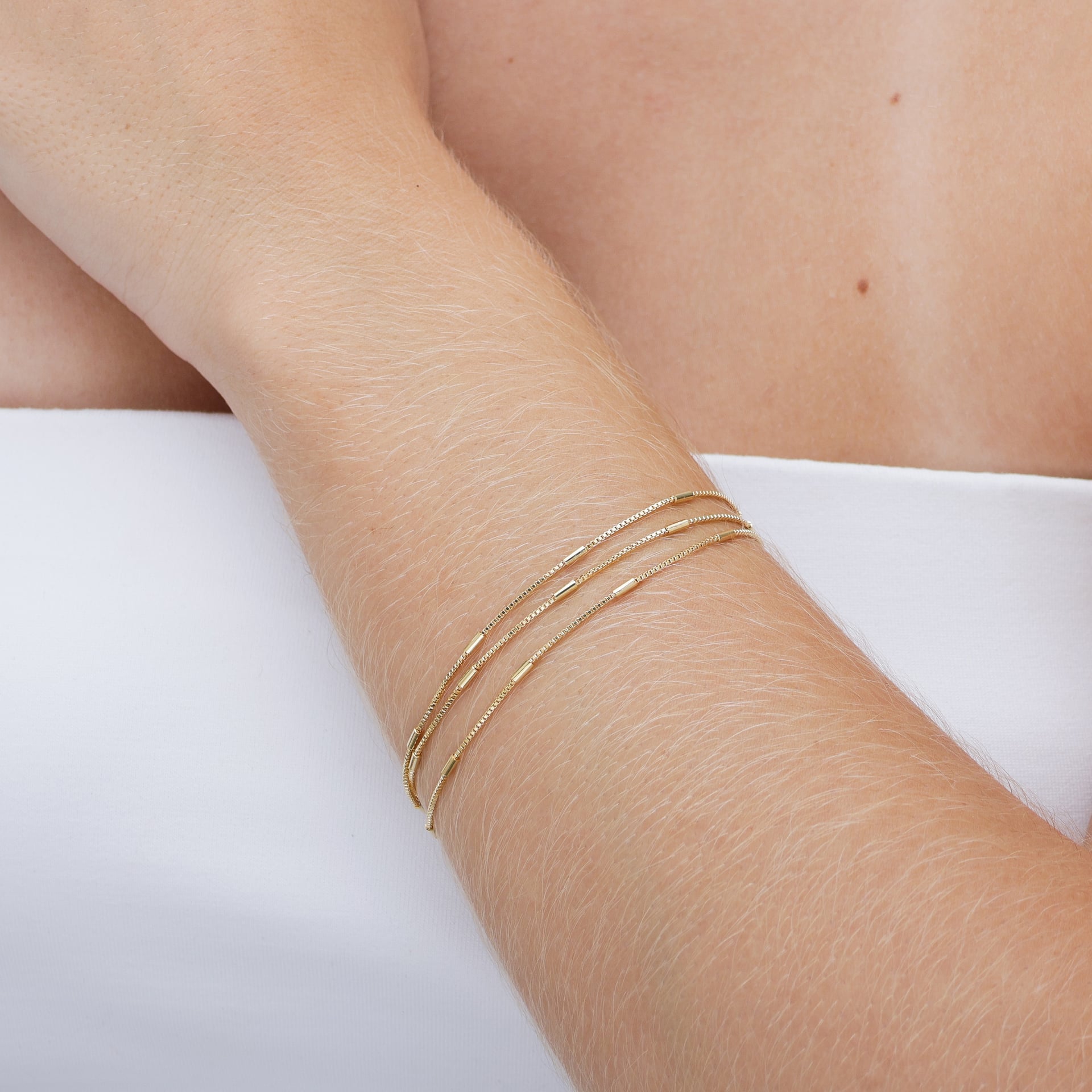 Pulseira tripla com barrinhas banhada a ouro 18k