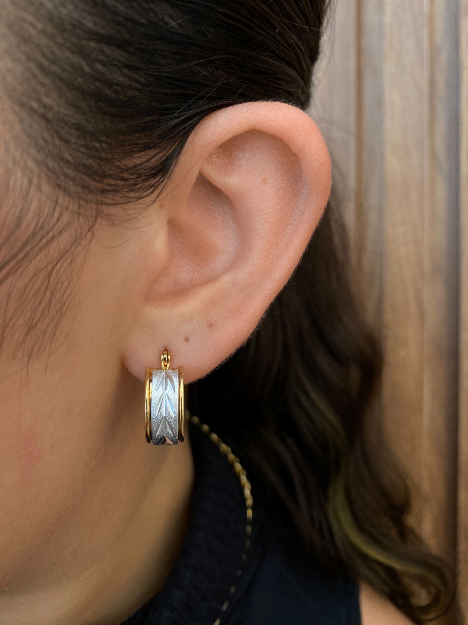 Brinco argola trabalhada duas cores banhado a ouro 18k