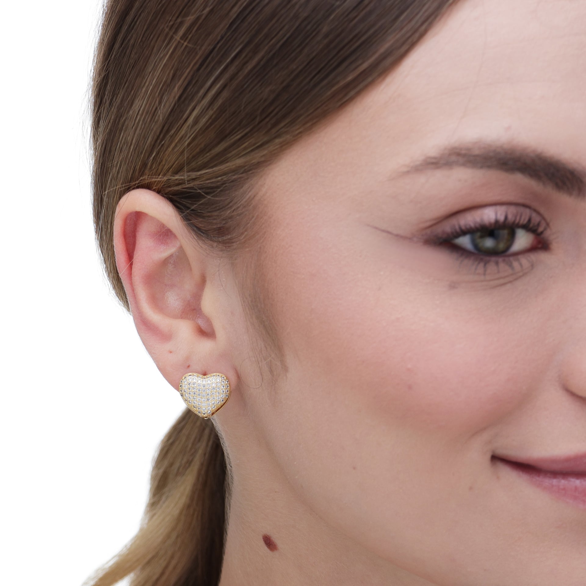 Brinco coração cravejado articulado banhado a ouro 18k