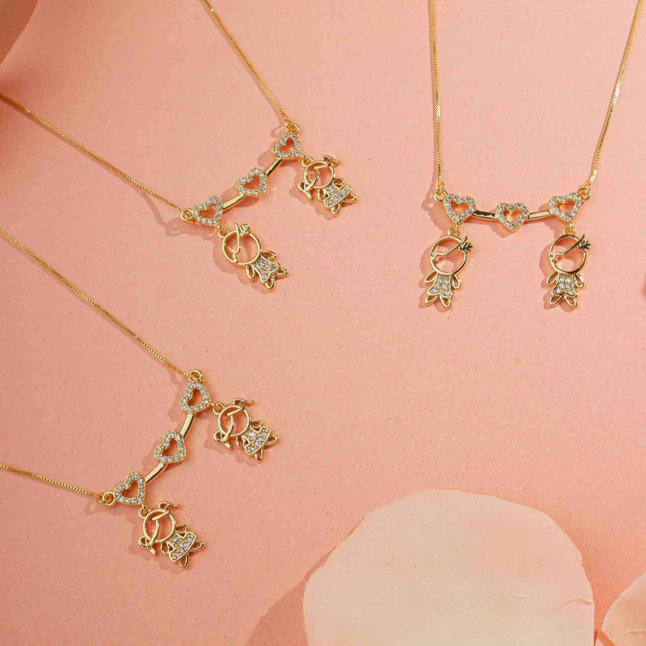 Colar 2 meninas na canga de corações cravejados banhado a ouro 18k