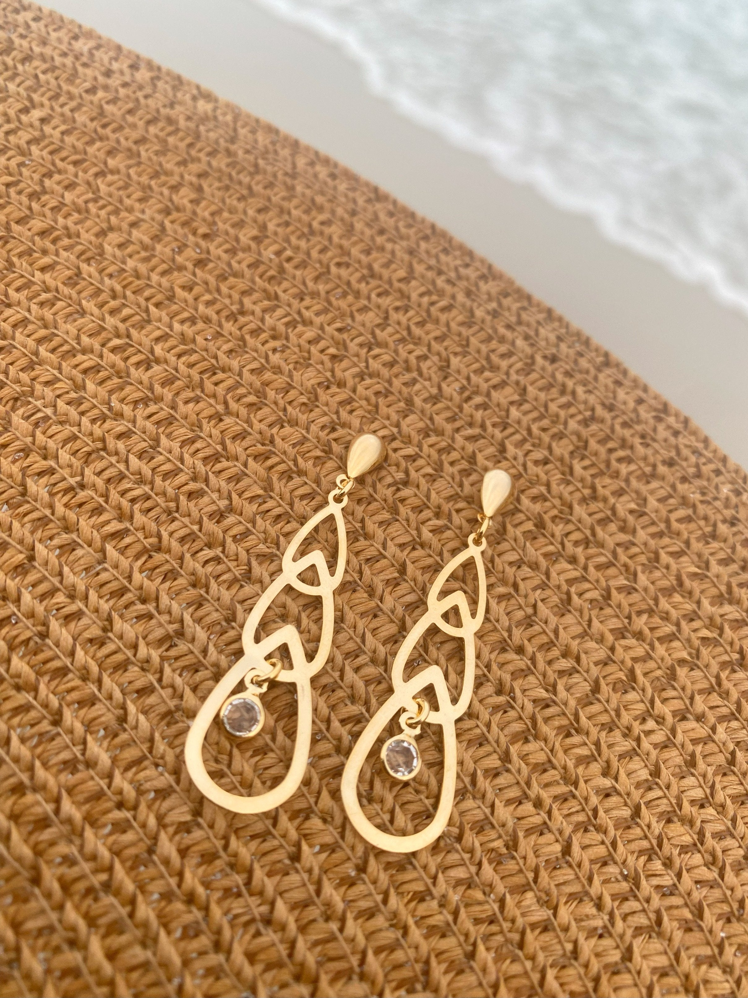 Brinco gotas lisas com cristal banhado a ouro 18k