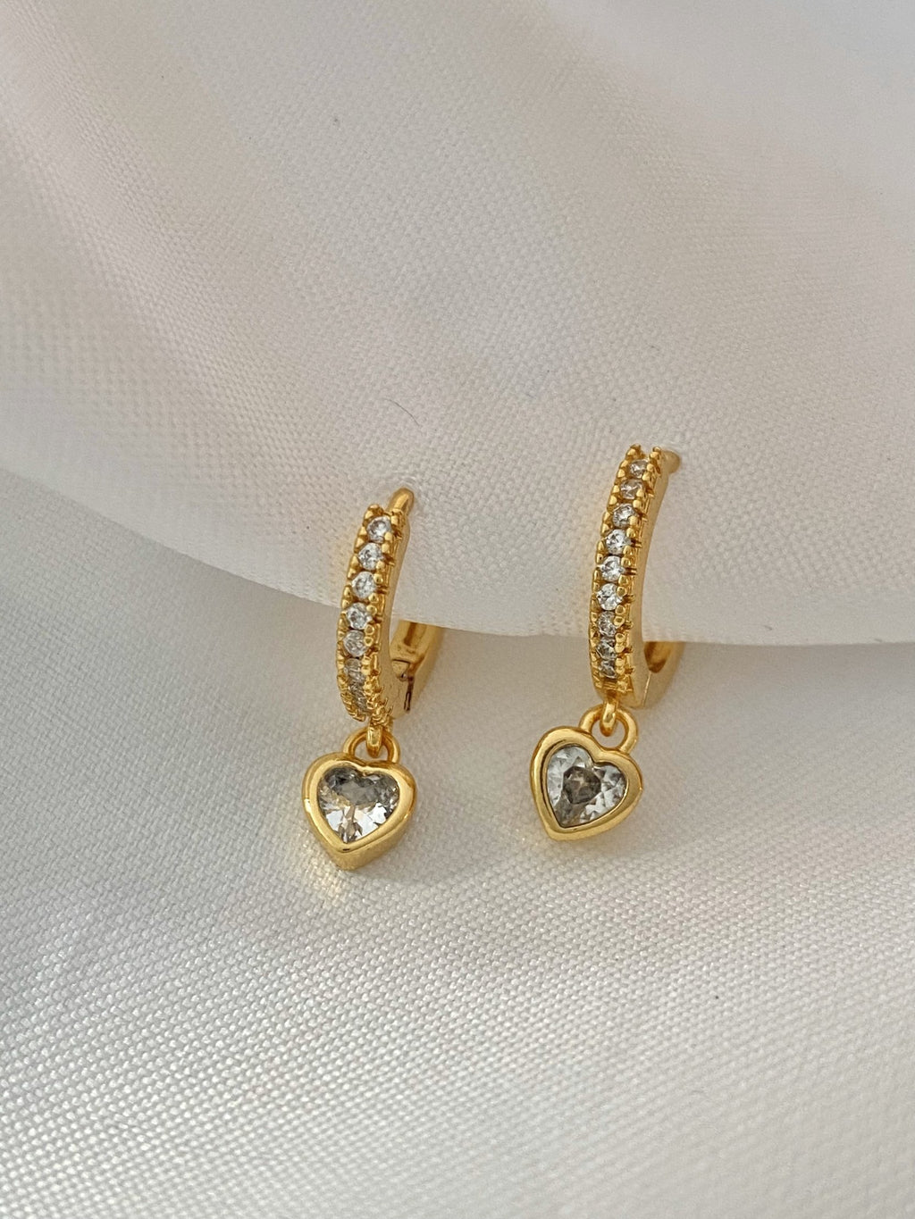 Brinco argolinha cravejada e com zircônia coração cristal pendurada banhado a ouro 18k