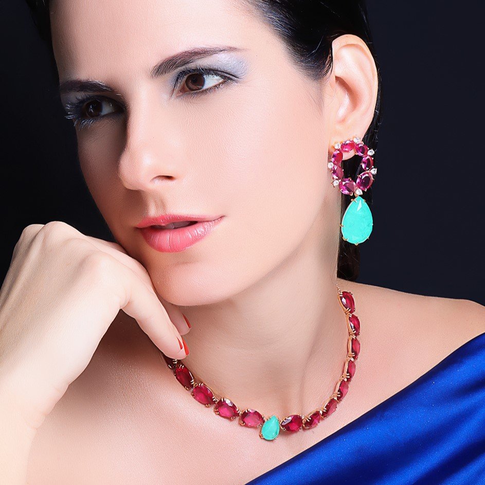 Conjunto gota natural e cristais ovais com zircônias banhado a ouro 18k