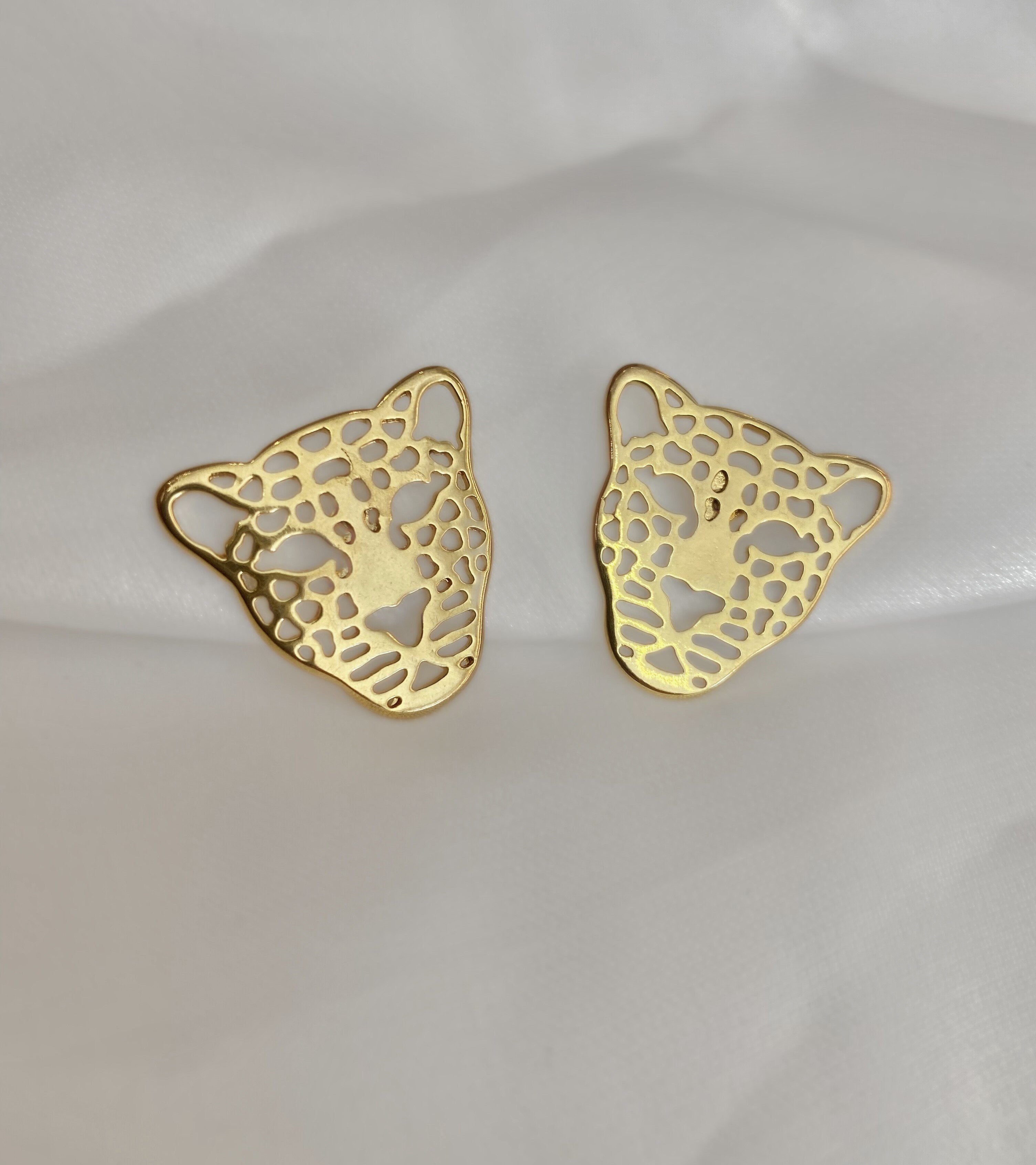 Brinco pantera vazado liso banhado a ouro 18k
