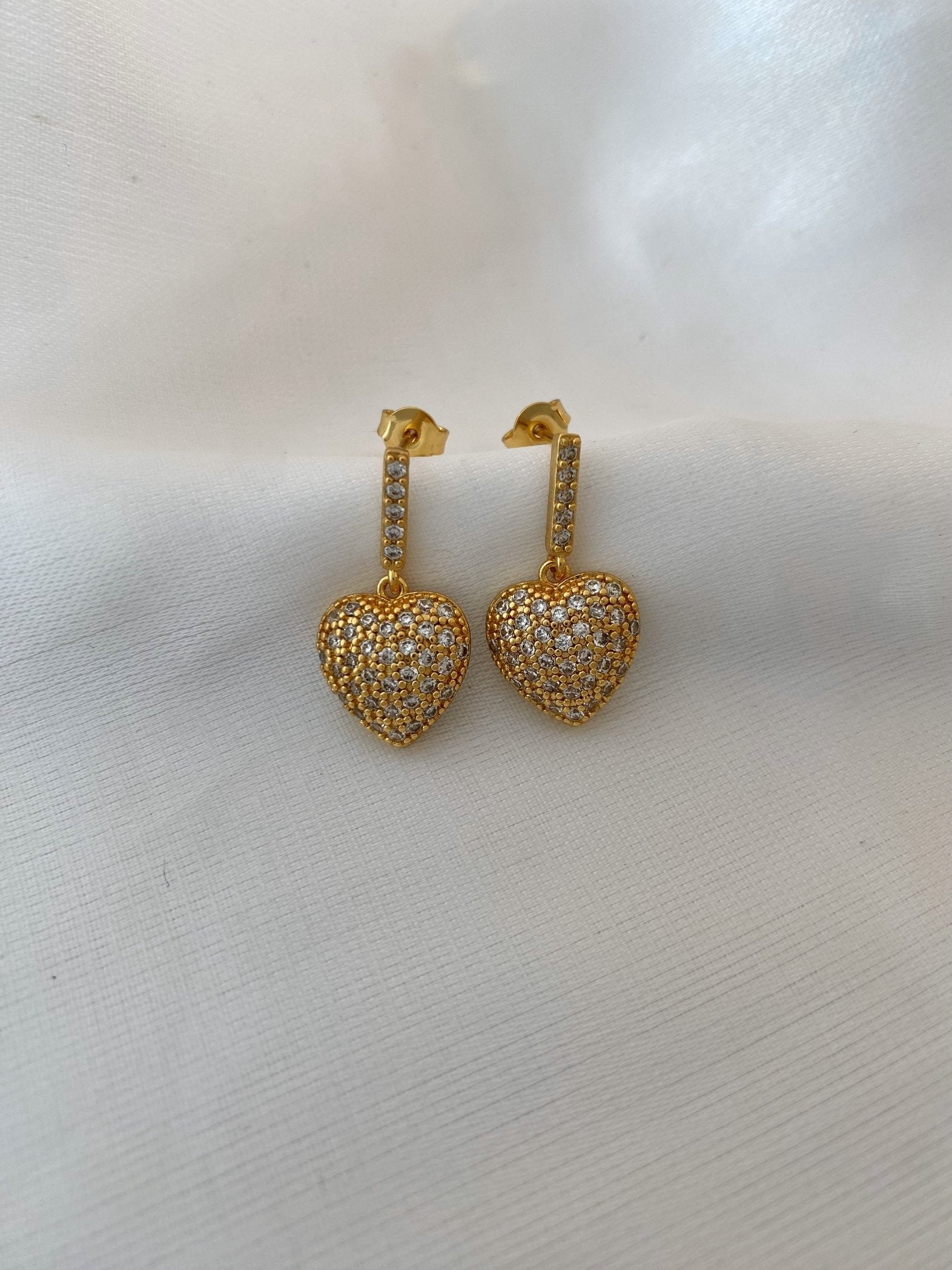 Brinco cravejado com coração pendurado 26mm banhado a ouro 18k