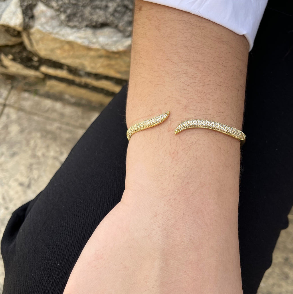 Bracelete aberto cravejado com pontas banhado a ouro 18k