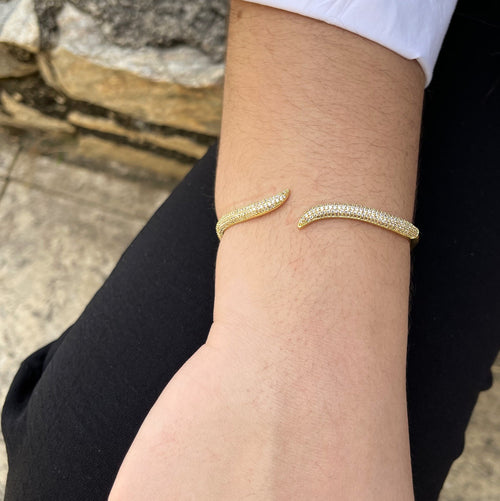 Bracelete aberto cravejado com pontas banhado a ouro 18k