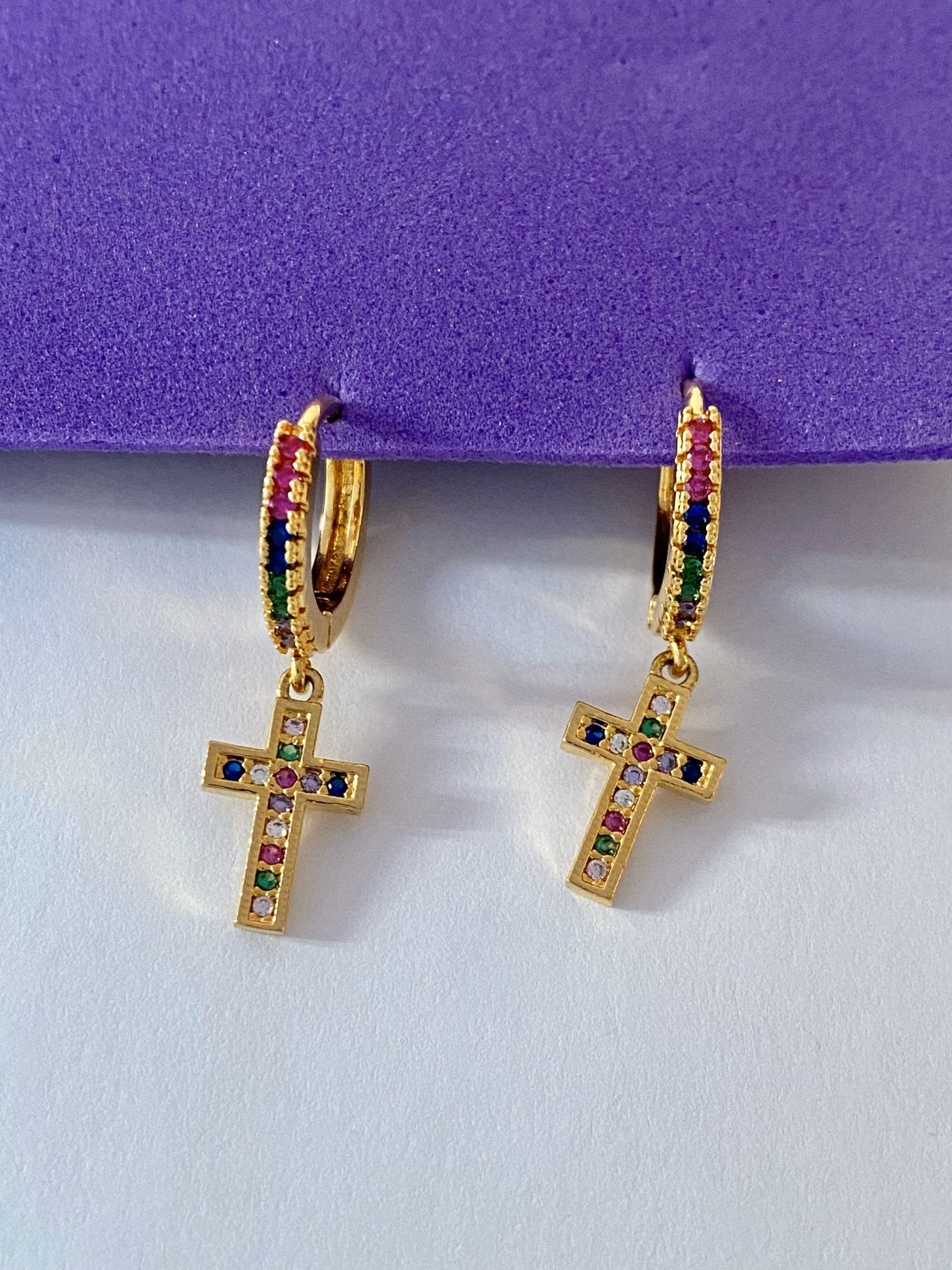 Brinco argolinha com cruz cravejado com zircônias color