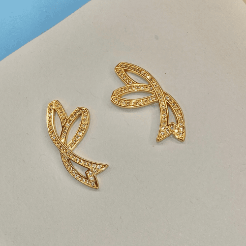 Brinco laço cravejado cristal banhado a ouro 18k
