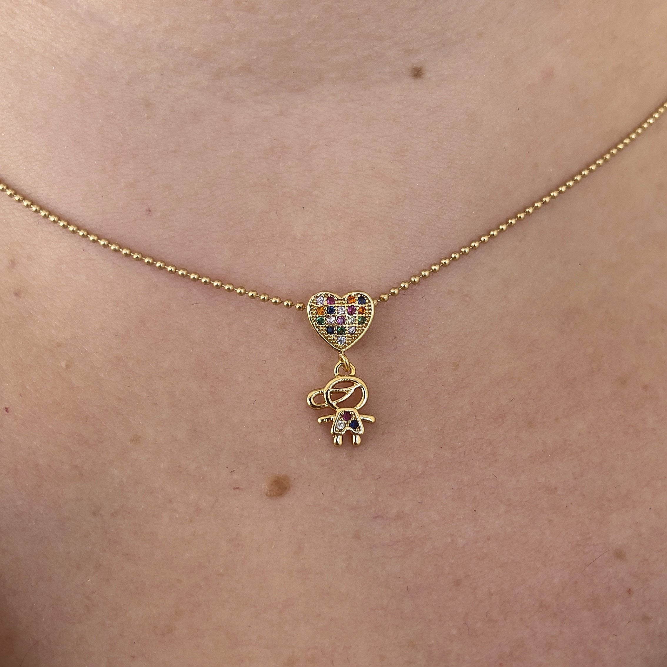 Colar de bolinhas com menino e coração cravejado colorido banhado a ouro 18k