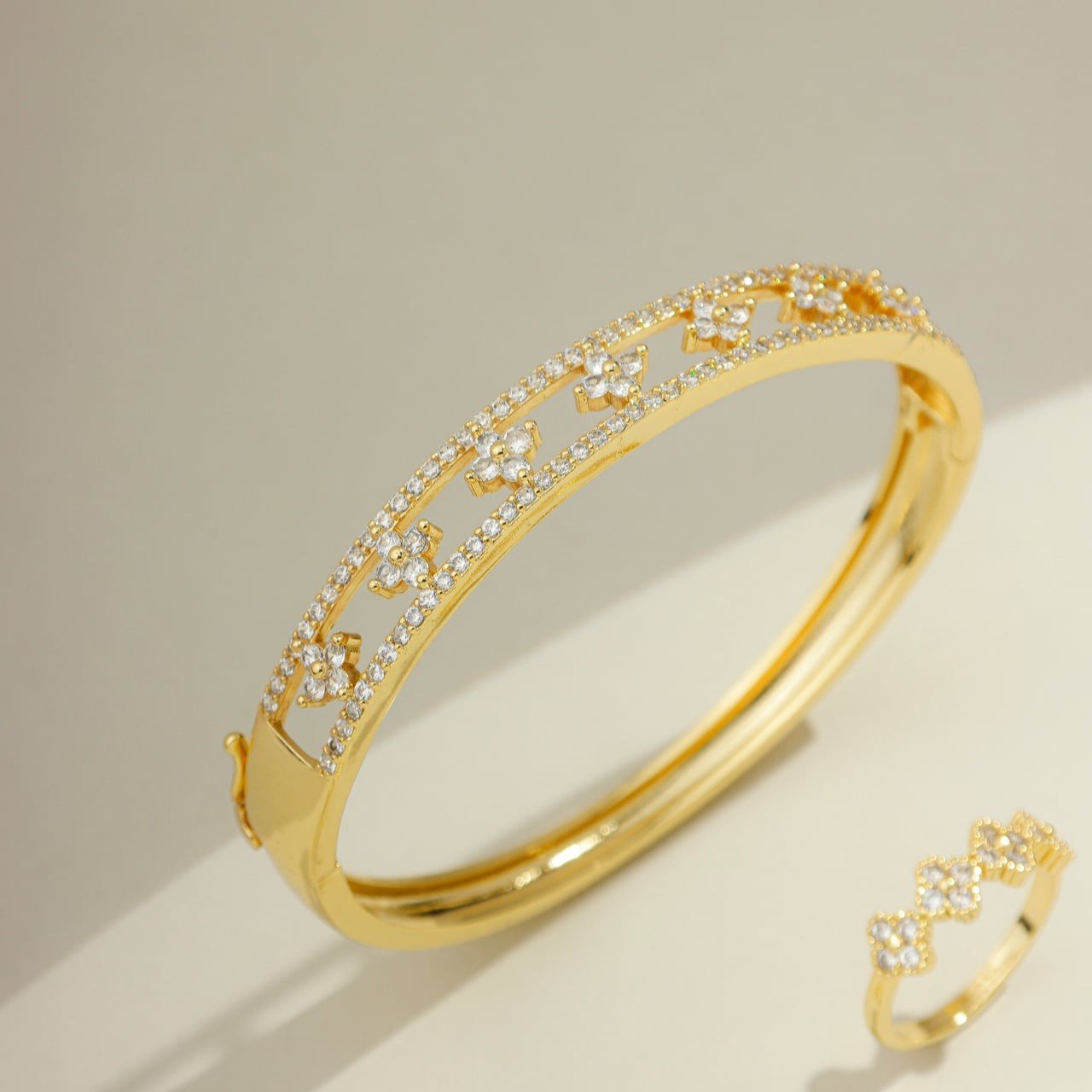 Anel trevo cravejado com zircônias banhado a ouro 18k