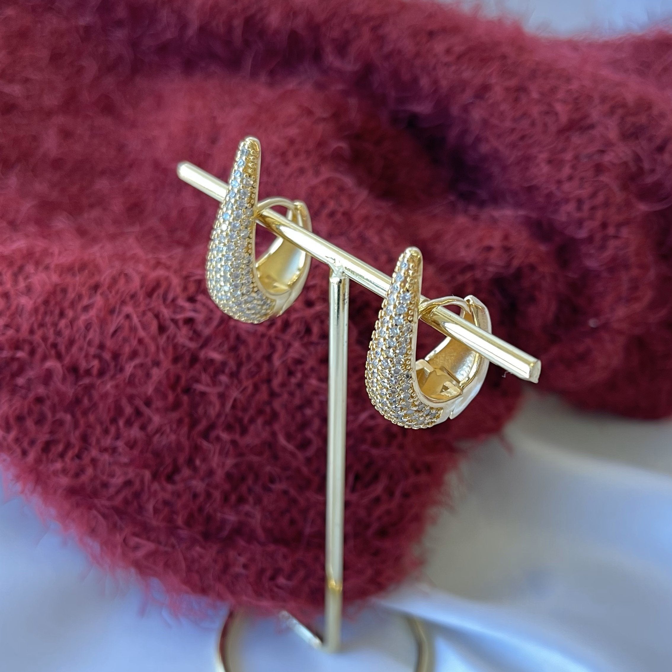 Brinco gota cravejada grande banhado a ouro 18k