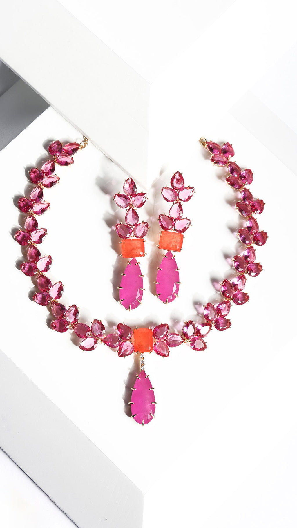 Conjunto gotas cristal com gota e retângulo naturais banhado a ouro 18k