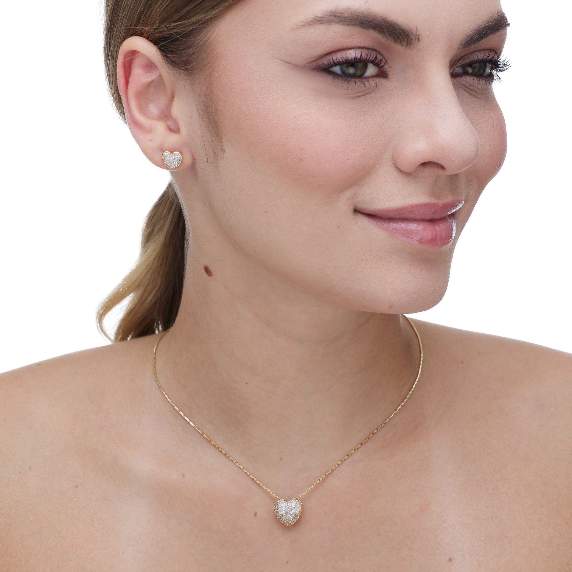 Colar com pingente coração cravejado com zircônias abaulado banhado a ouro 18k
