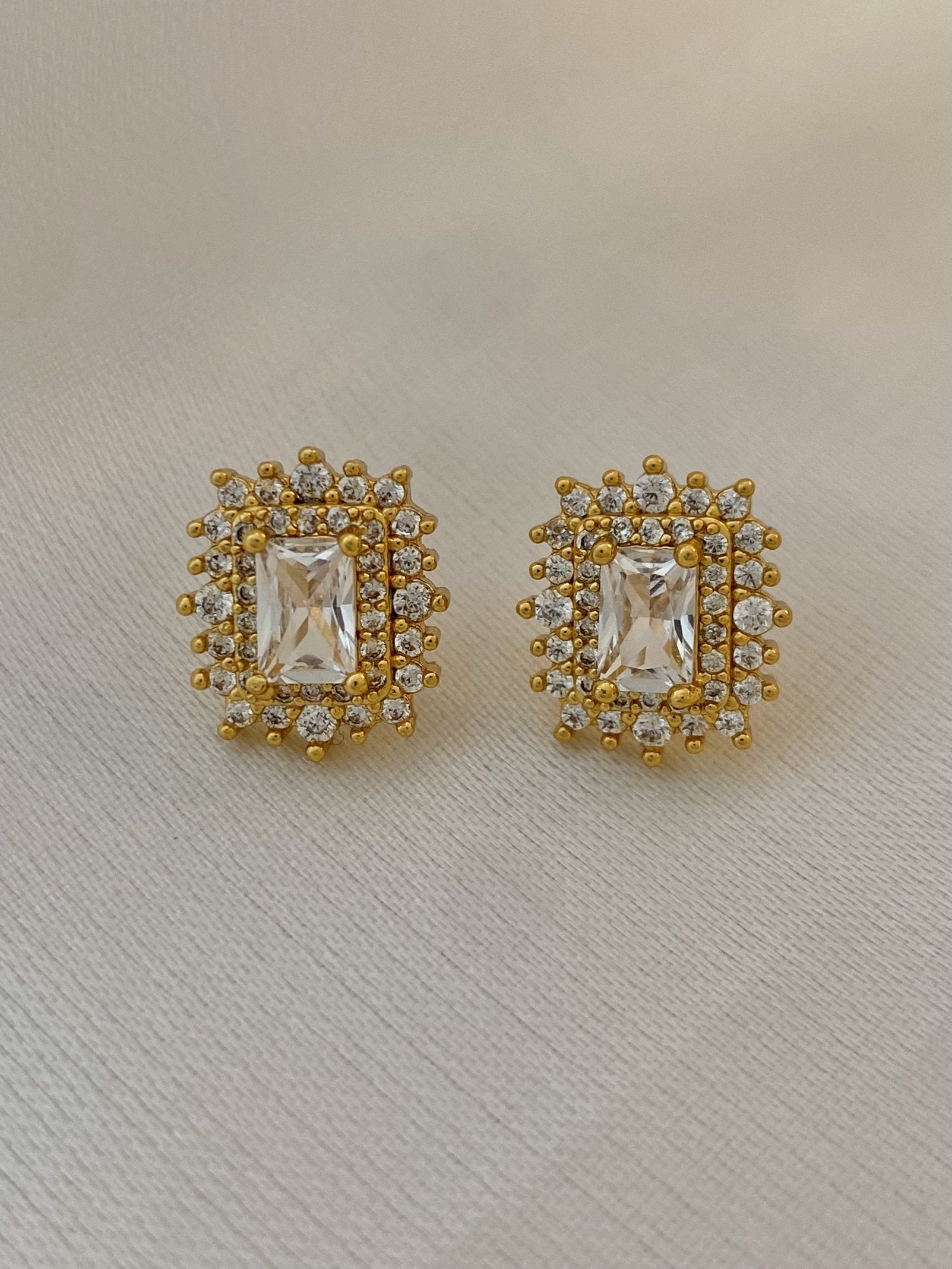 Brinco pedra retangular com 4 fileiras de zircônias 13mm banhado a ouro 18k