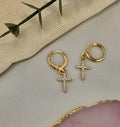 Brinco argolinha com cruz cravejada banhado a ouro 18k
