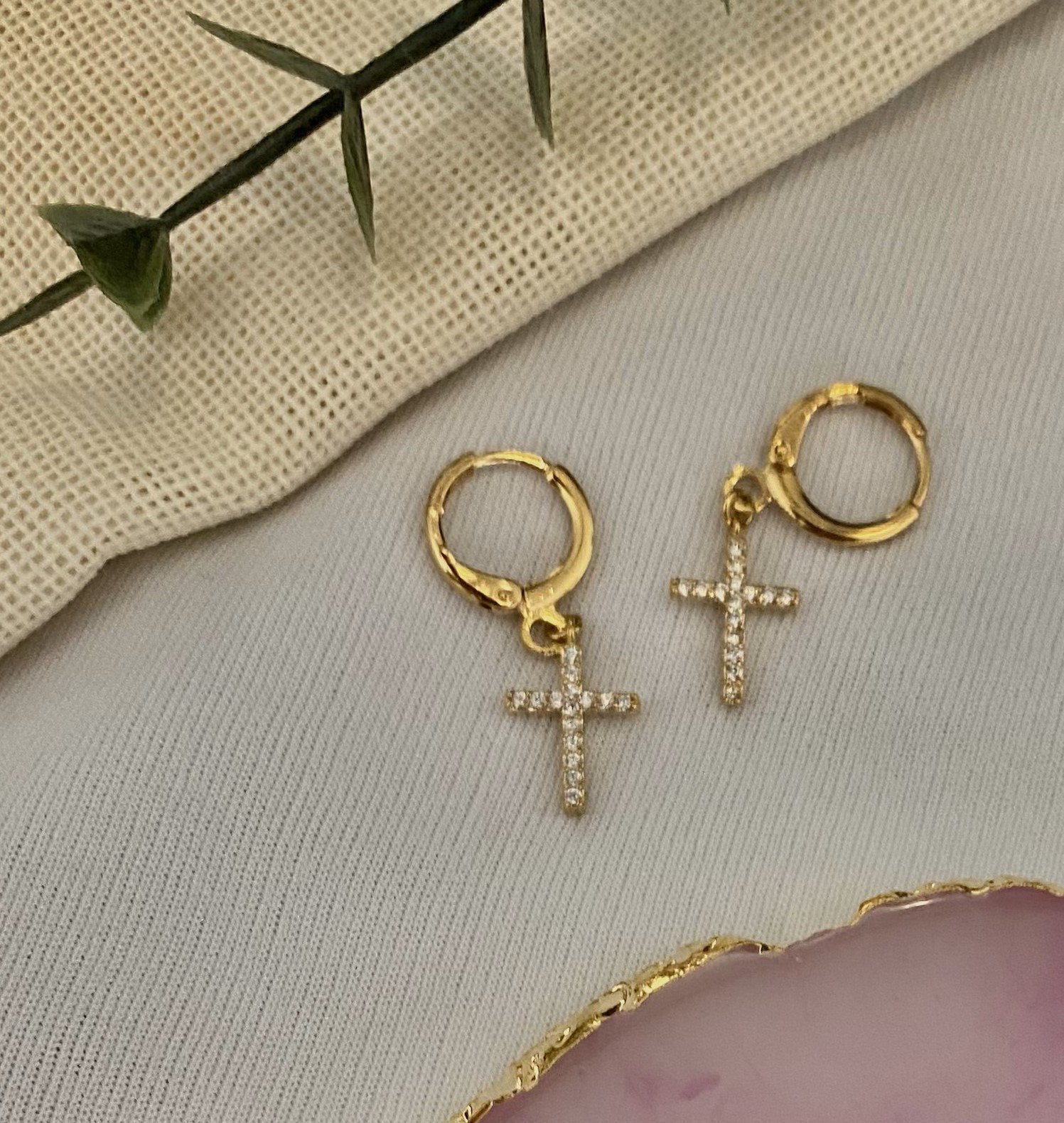 Brinco argolinha com cruz cravejada banhado a ouro 18k