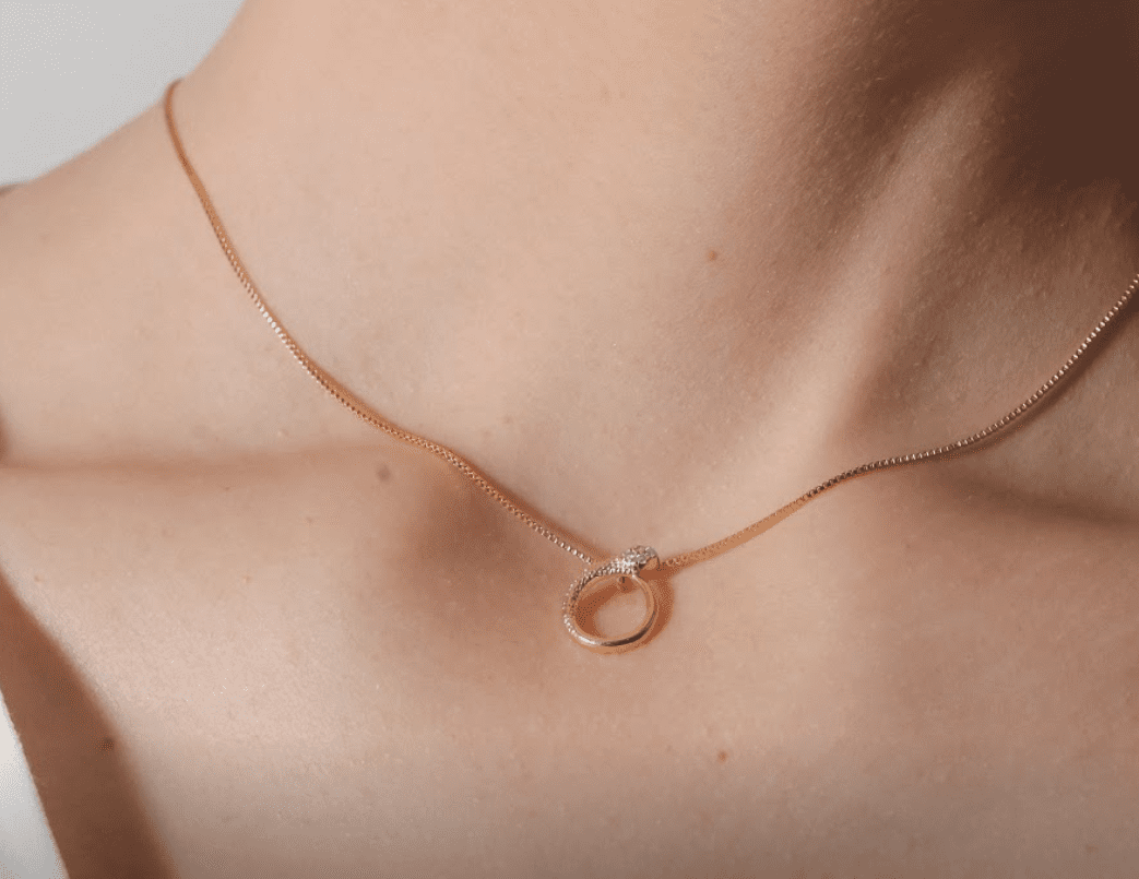 Colar cobra pequena cravejada banhado a ouro 18k