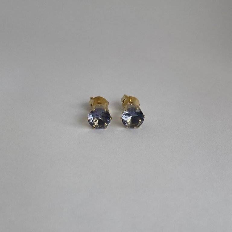 Brinco com Zircônia Redonda Ametista 8mm Banhado a Ouro 18k