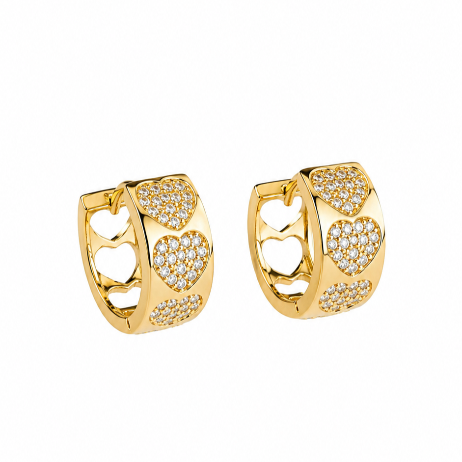 Brinco argolinha de click com 3 corações cravejados com zircônias banhado a ouro 18k