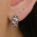 Brinco argola cravejada colorida banhado a ouro 18k