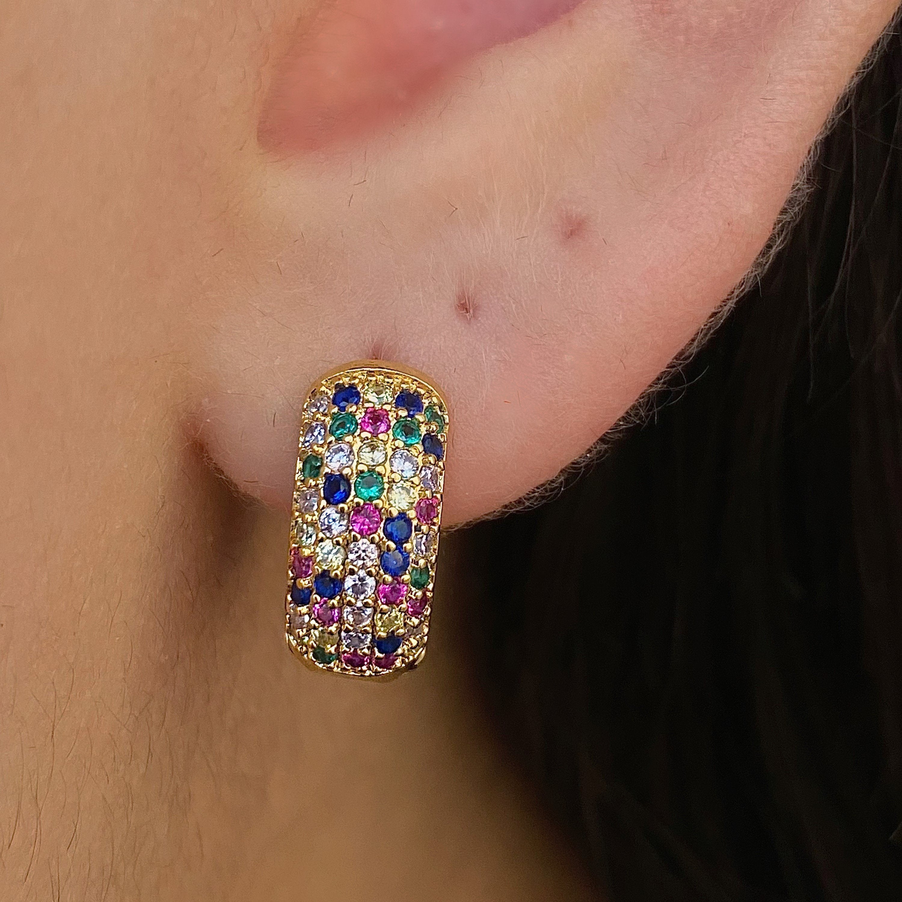 Brinco argola cravejada colorida banhado a ouro 18k