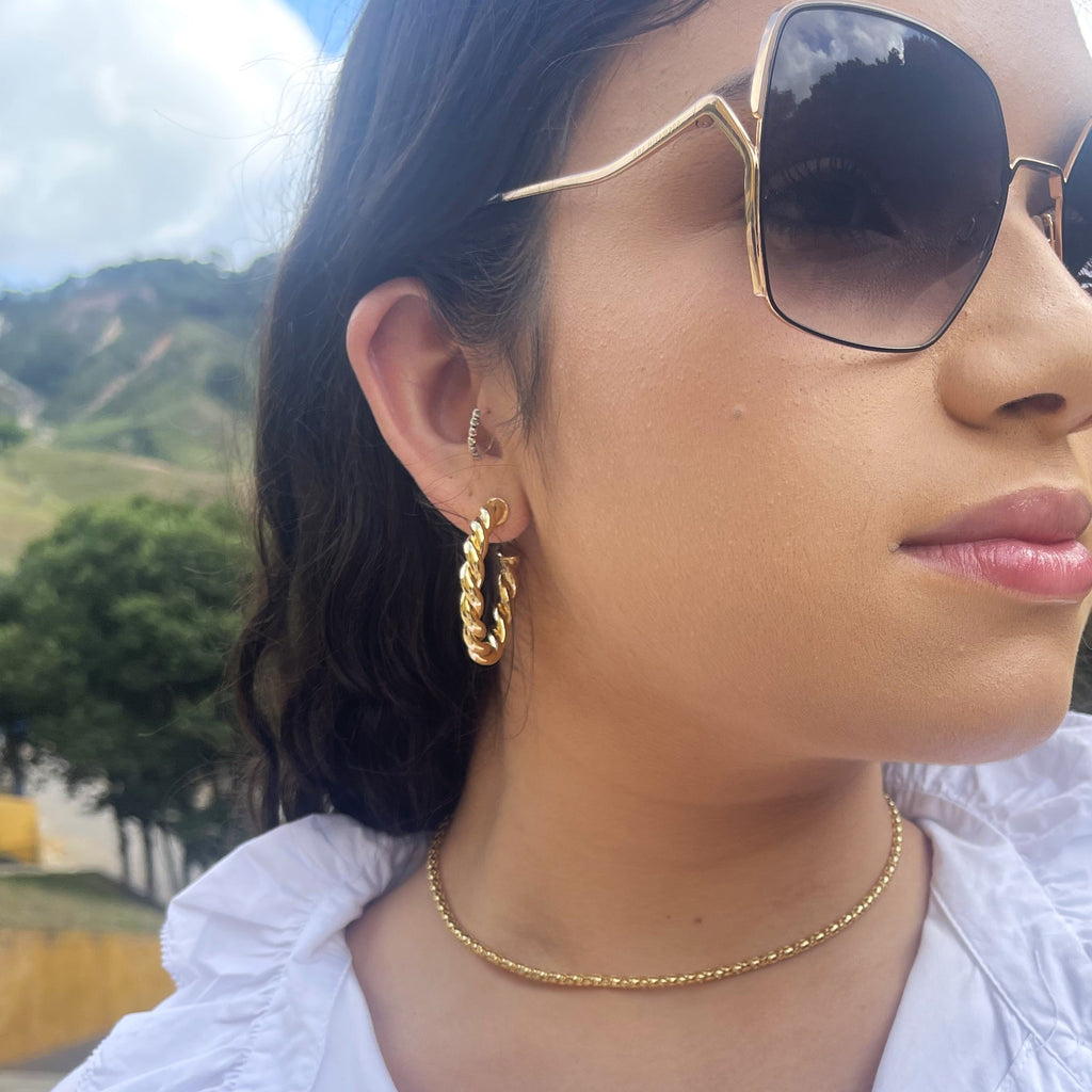 Brinco argola torcida média banhado a ouro 18k