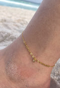 Tornozeleira corações vazados lisos com cristal banhado a ouro 18k