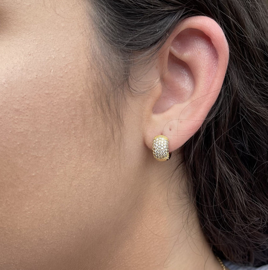 Brinco argola cravejada 6 fileiras de zircônias média banhado a ouro 18k